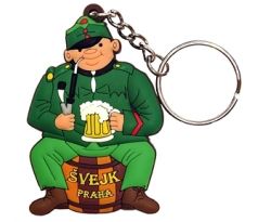 Přívěsek Praha – Švejk s&nbsp;pivem, nápis Praha, gumový, zelený